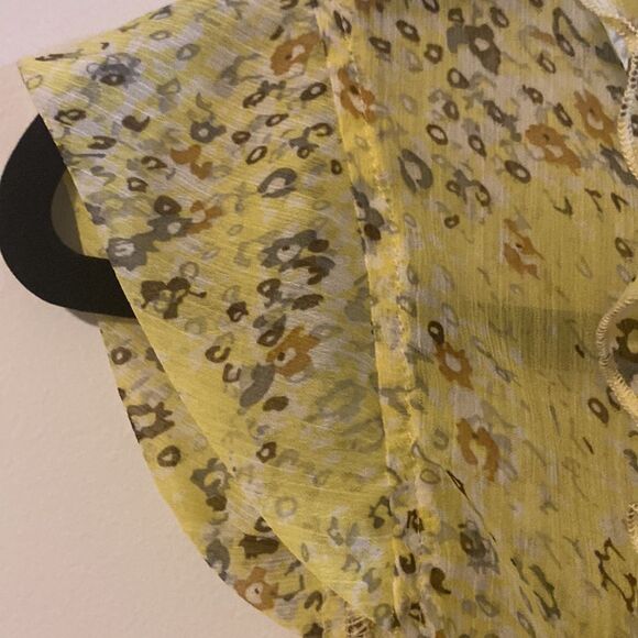 Myths, Sleeveless Yellow Floral Blouse, Buttons down under frills, Size M - Picture 5 of 11